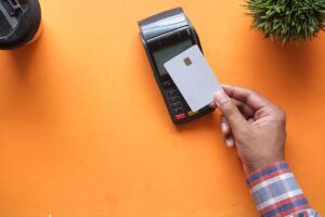 Guest paying after reviewing the hotel's deposit policies